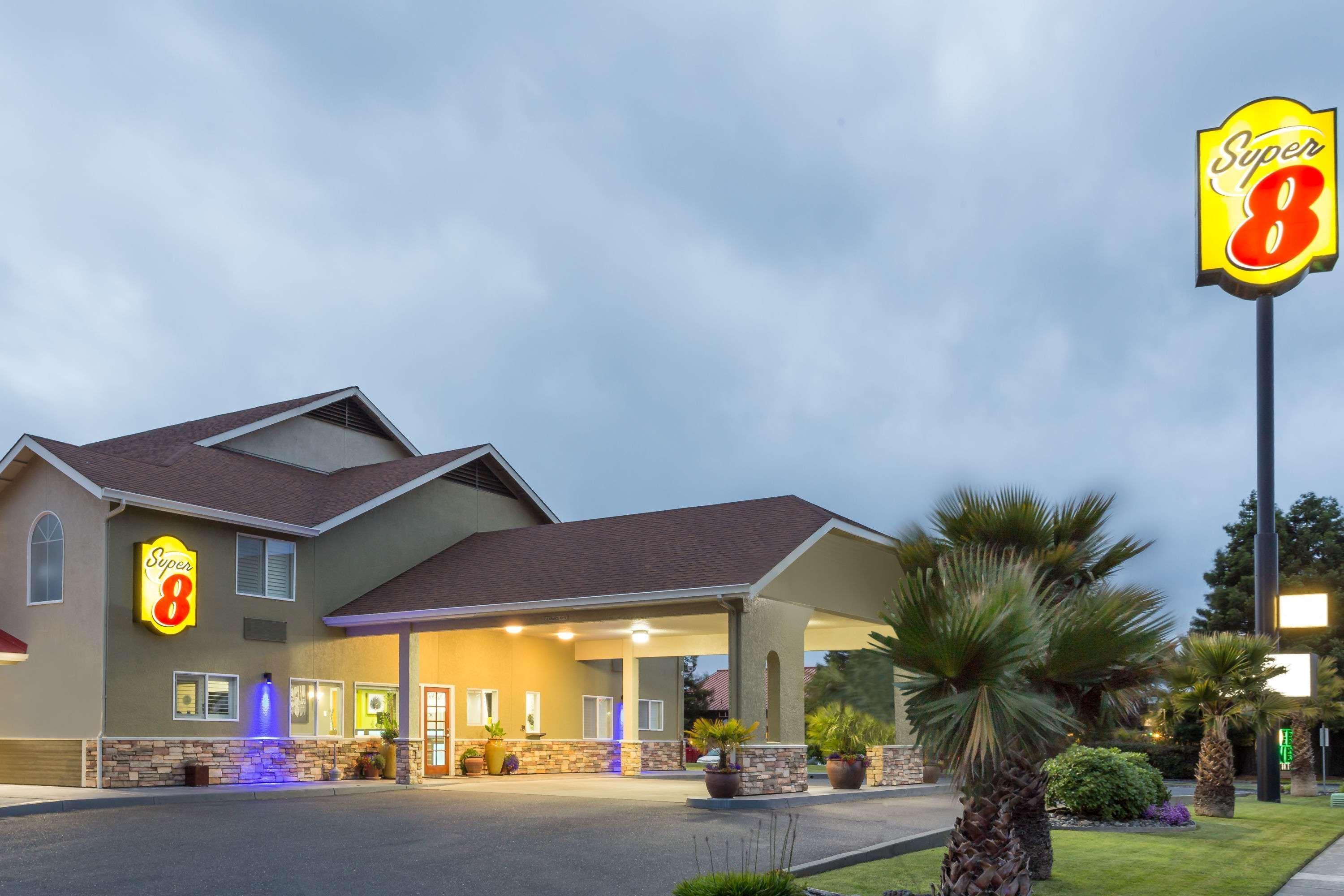 Super 8 By Wyndham Fortuna Zewnętrze zdjęcie